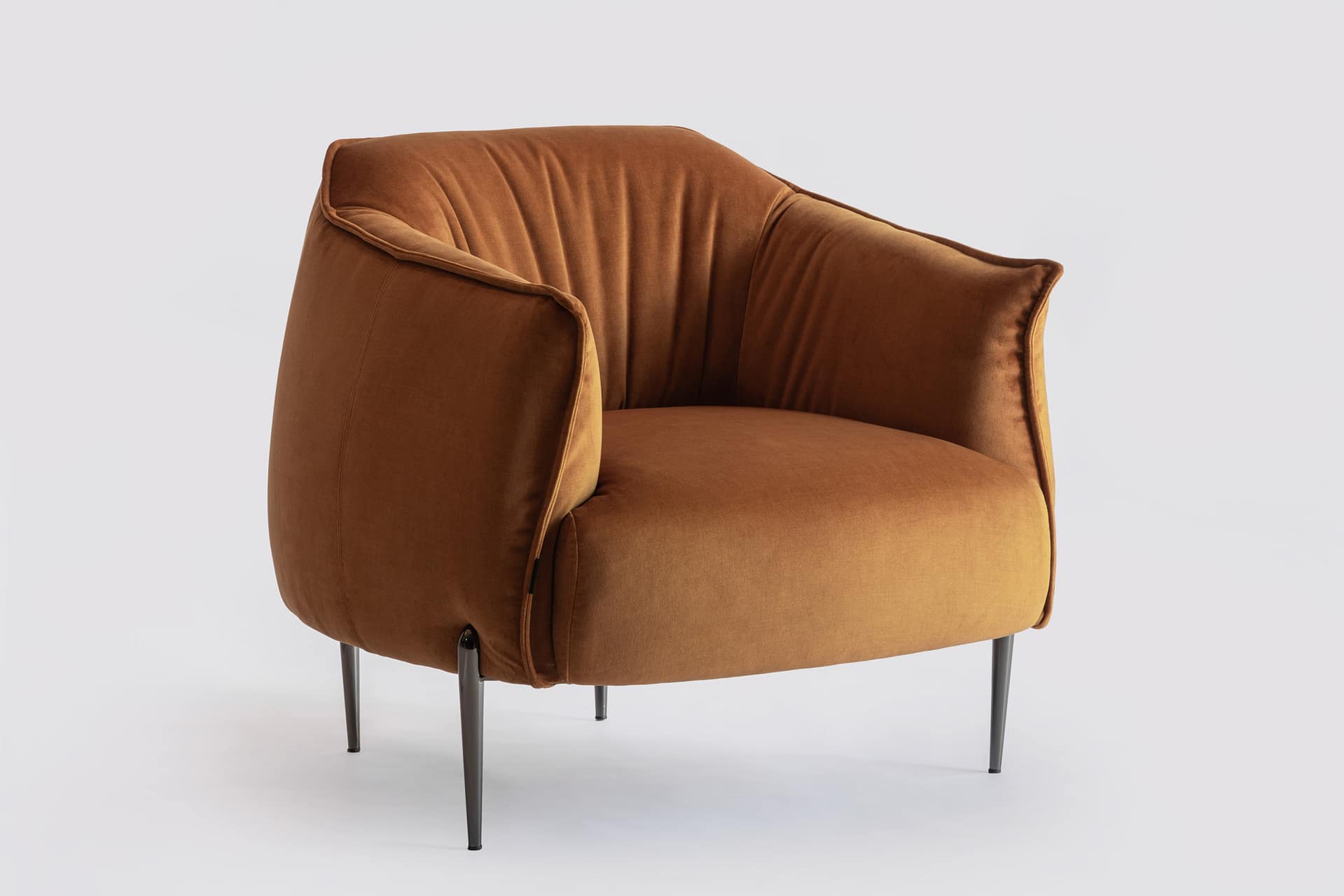 Fotoliu Flou caramel, vedere în diagonală într-un decor minimalist