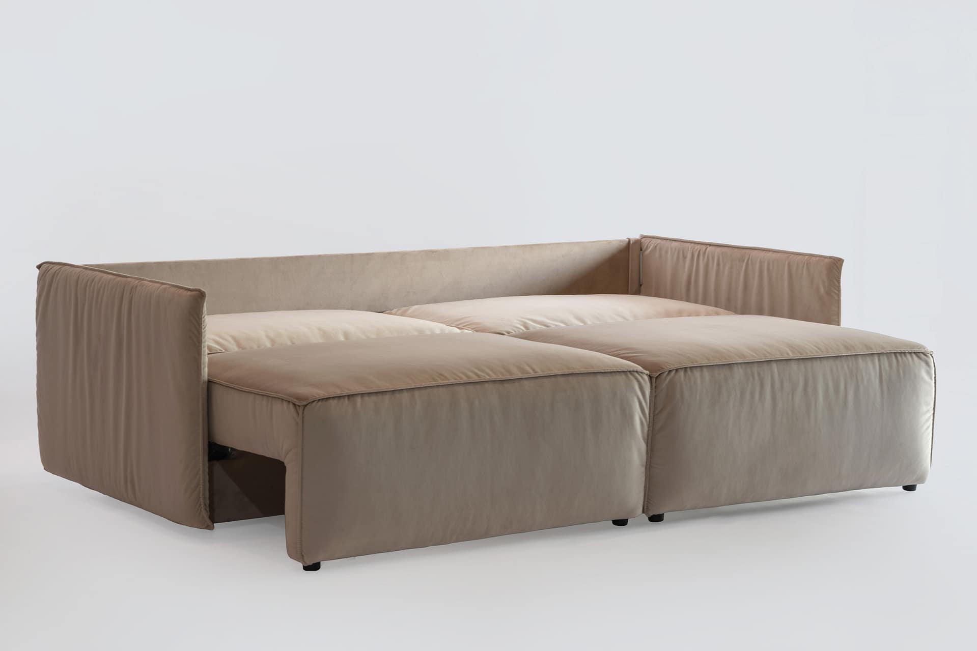 Detaliu braț canapea Montbell S, design modern și tapițerie bej